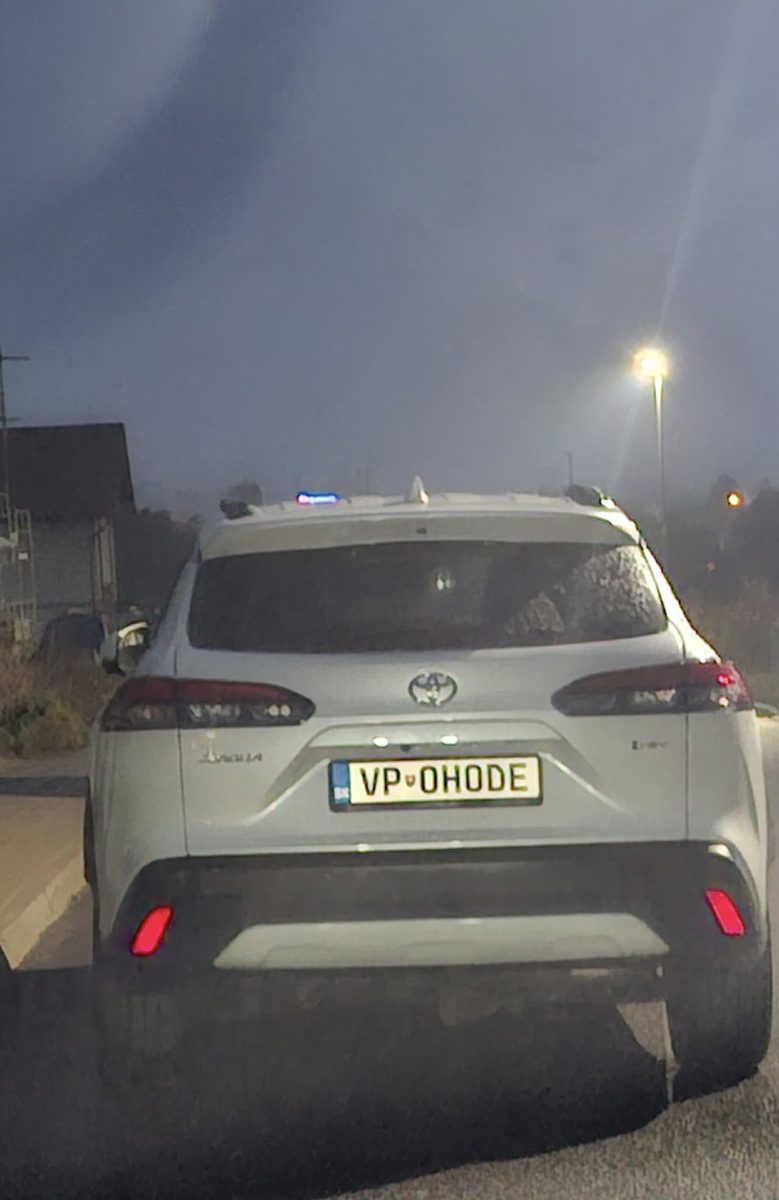 Biele SUV s evidenčným číslom VP OHODE, rozsvietené svetlá, večerná jazda mestom.