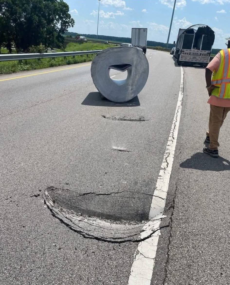 Obrovská rolka kovu na ceste spôsobila poškodenie asfaltu a zastavenie dopravy.