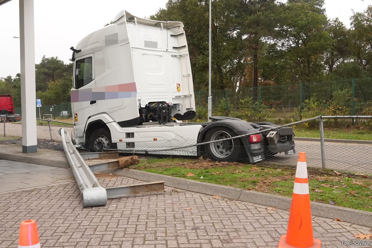 Kamión havaroval do plota pri odpočívadle, plot je poškodený, a preniká do zelenej plochy.