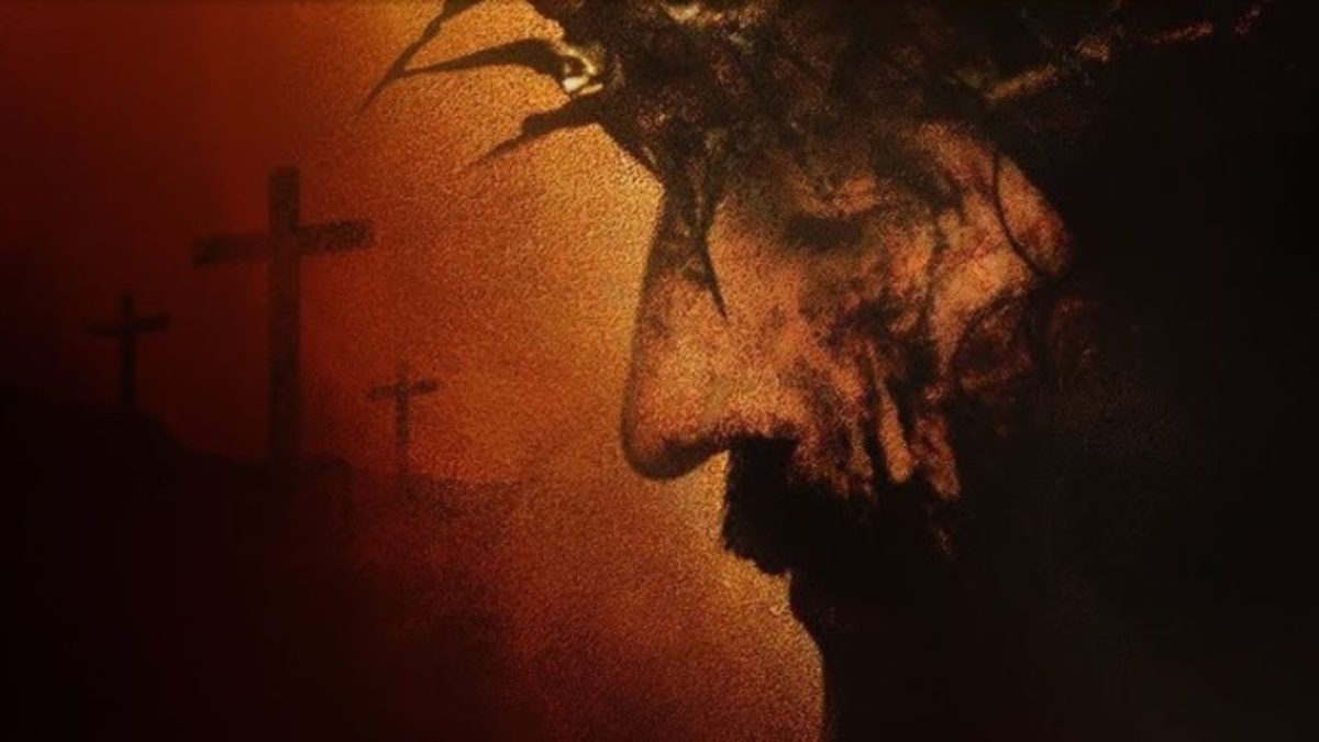 Tri kríže na horizonte v dramatickom osvetlení, do popredia vystupuje silueta muža s tŕňovou korunou.