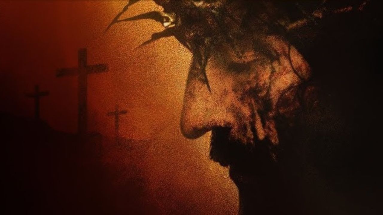 Tri kríže na horizonte v dramatickom osvetlení, do popredia vystupuje silueta muža s tŕňovou korunou.