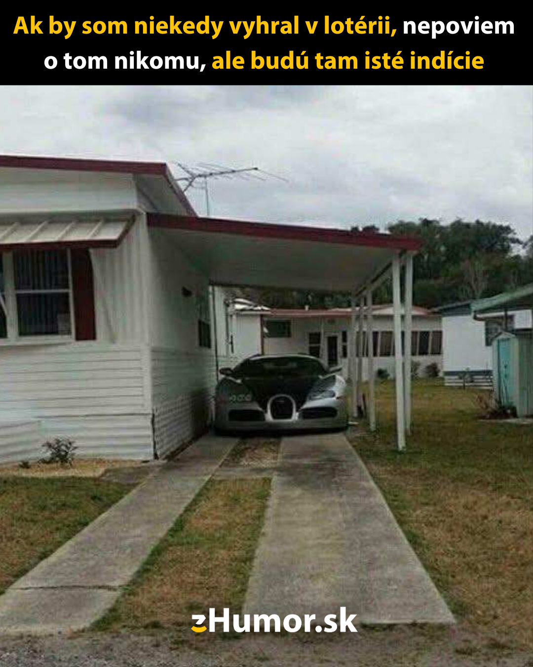 Auto luxusnej značky zaparkované pri dome, humoristický kontext o výhre v lotérii.