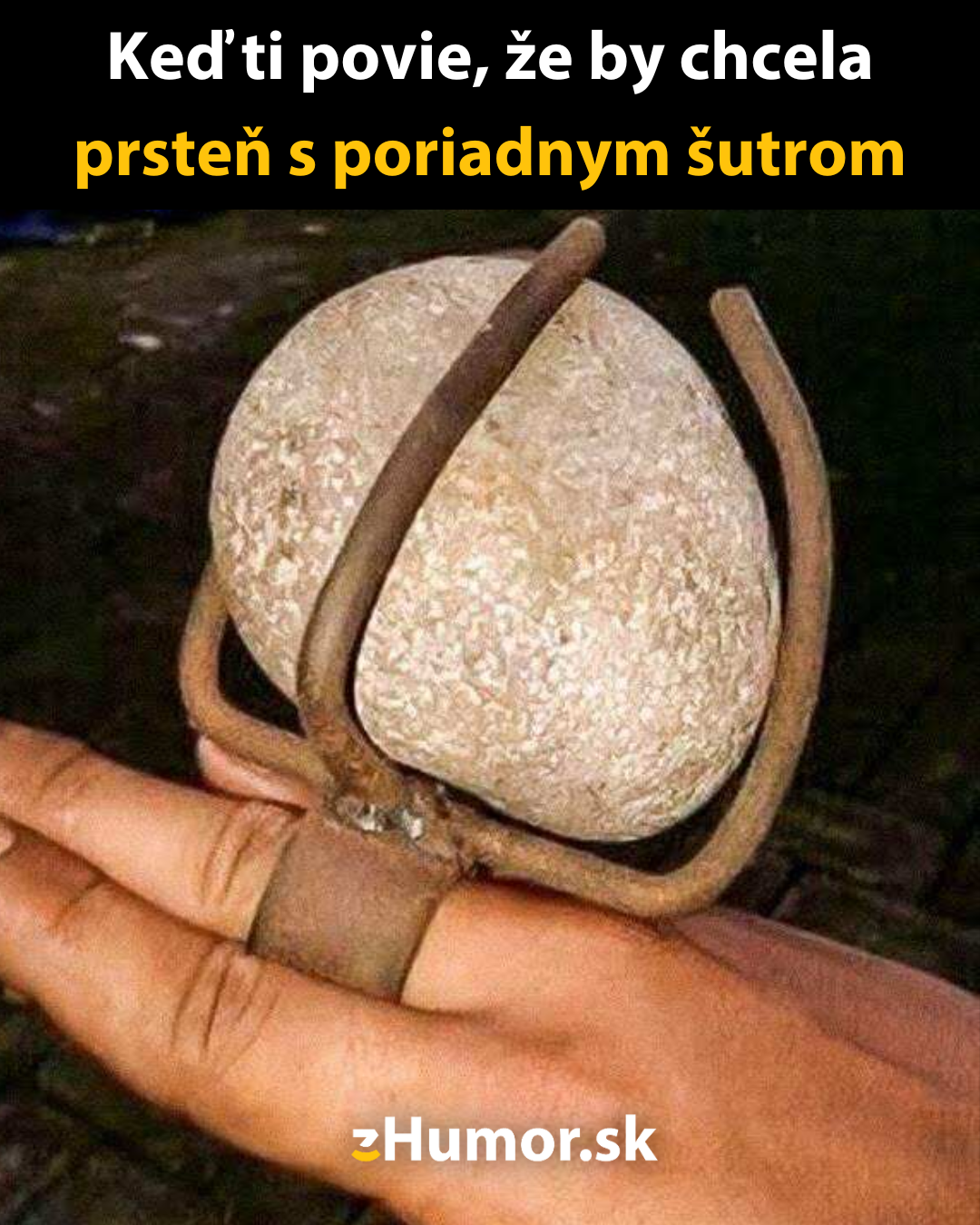 Osoba s obrovským prsteňom so skutočne veľkým kameňom, vtipná interpretácia prsteňa s veľkým šutrom.