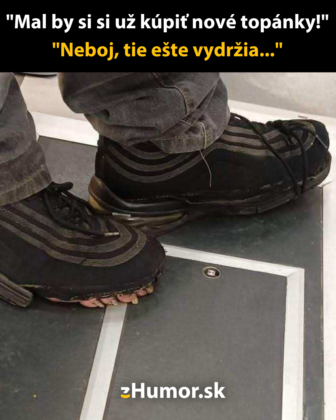 Staré opotrebované tenisky na nohách, cez podrážky trčia prsty. Text hovorí, že by mali vydržať.
