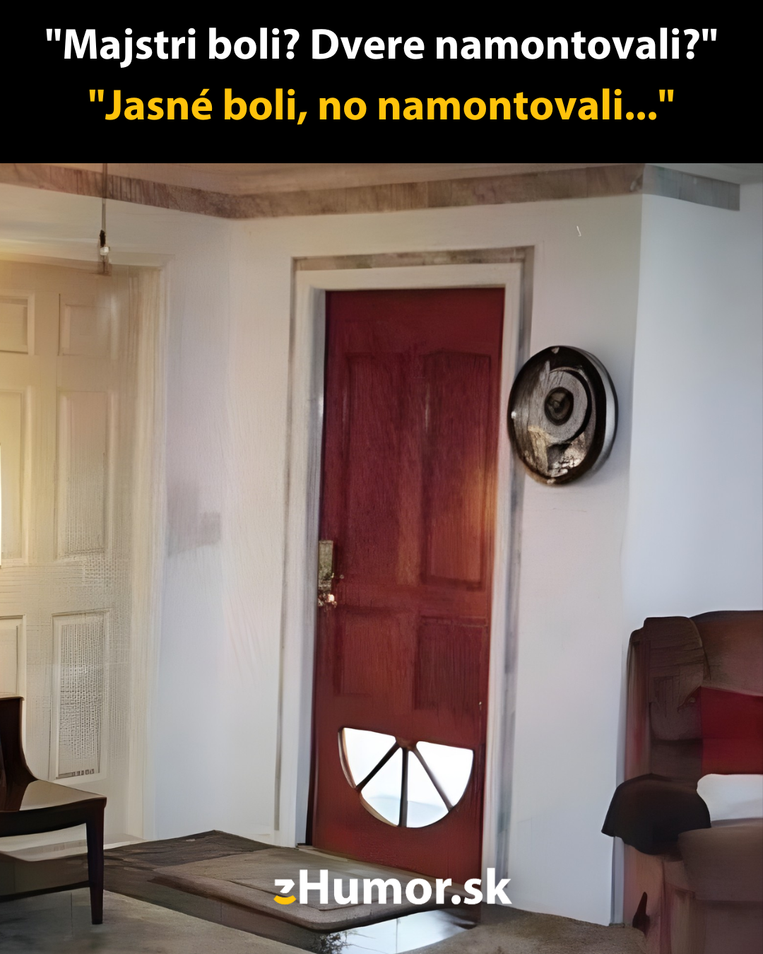 Nepodarene namontované dvere s otvormi pri podlahe, vtipný text o majstrím montovaní.