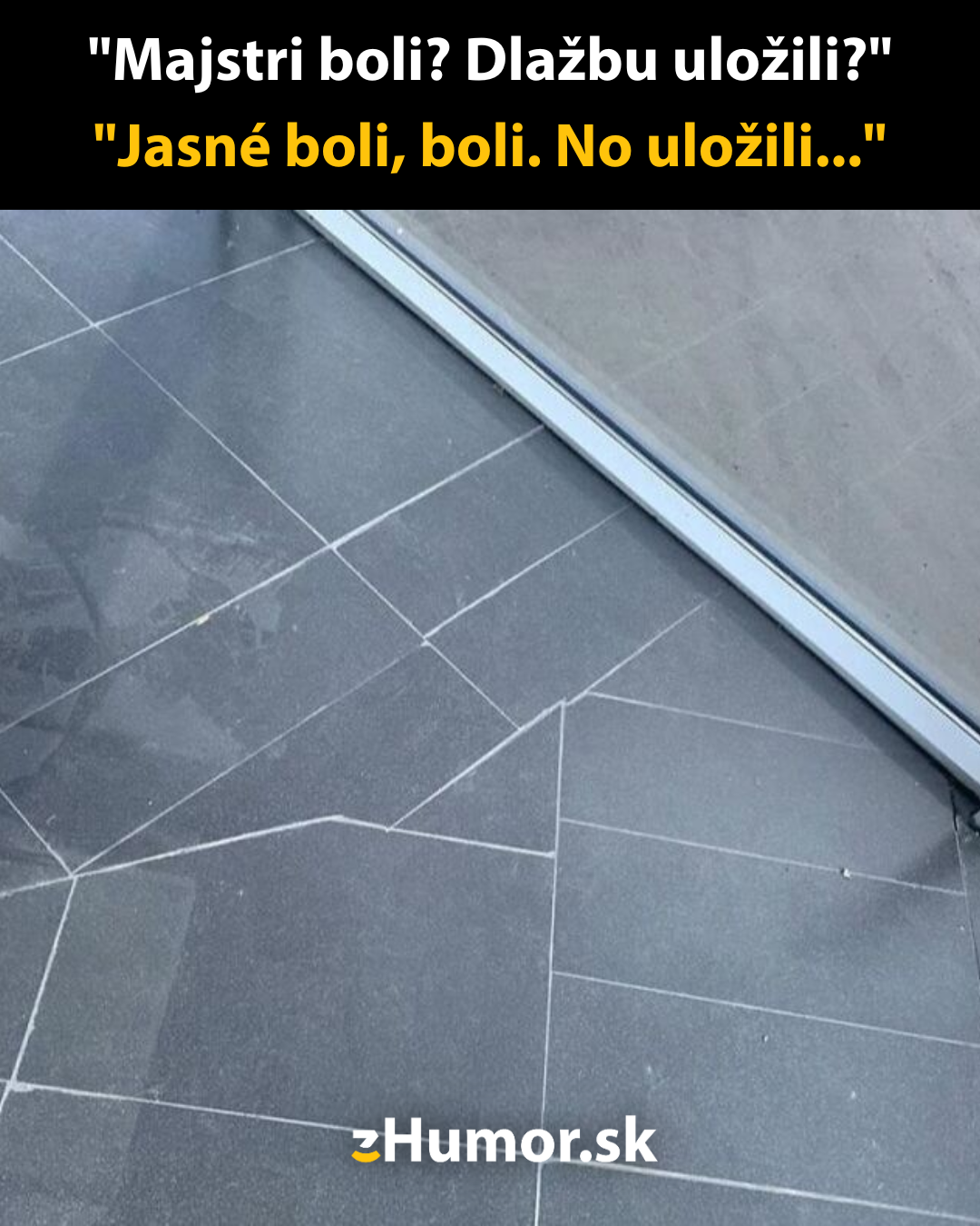 Dlažba uložená nepresne pri dverách so žartovným textom, ktorý komentuje stav stavebných prác.