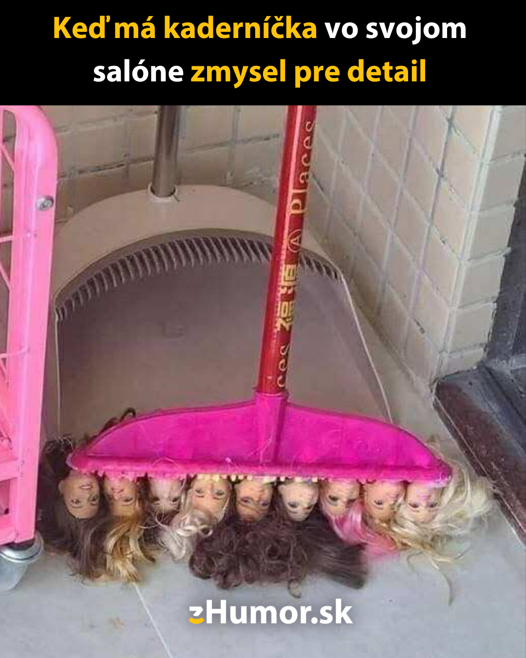 Metla s bábikami na čistenie podlahy v kaderníckom salóne, kreatívny zmysel pre detail a humor.