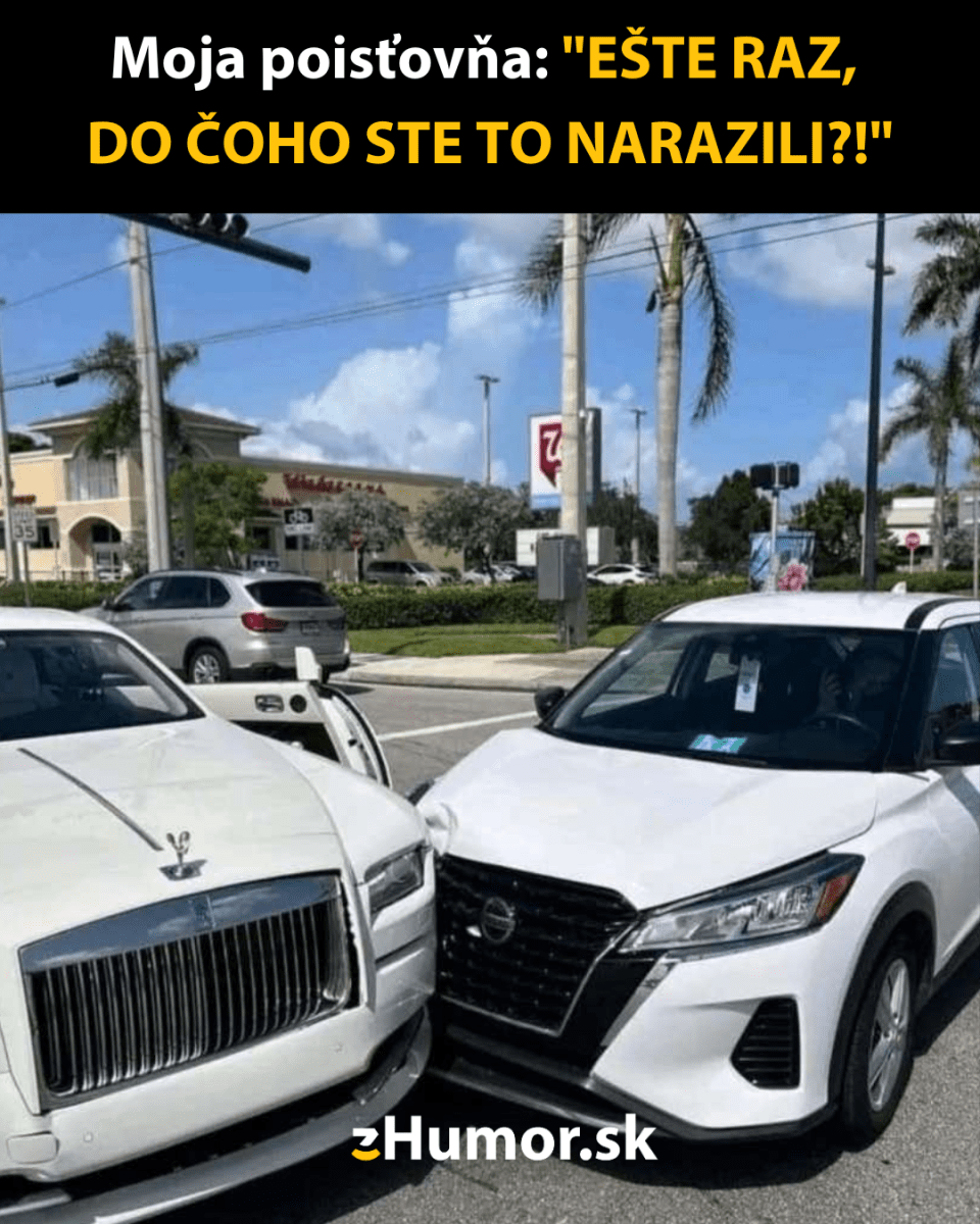 Dve autá kolidujú na parkovisku, pričom biela luxusná limuzína a SUV stoja čelom k sebe pod modrou oblohou.