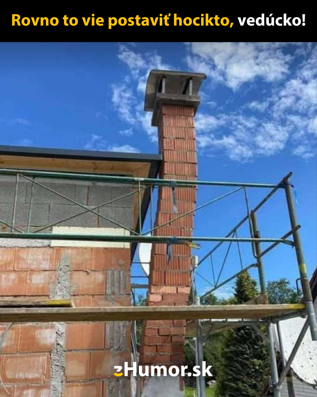 Stavebný komín na lešení, naklonený k strane, s modrou oblohou v pozadí a vtipným textom o rovnosti.