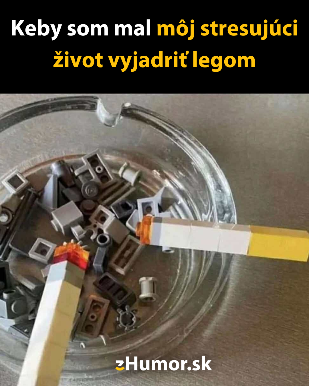 Lego cigarety a popolník z kociek na vtipnom obrázku zobrazujúcom stresujúci život.