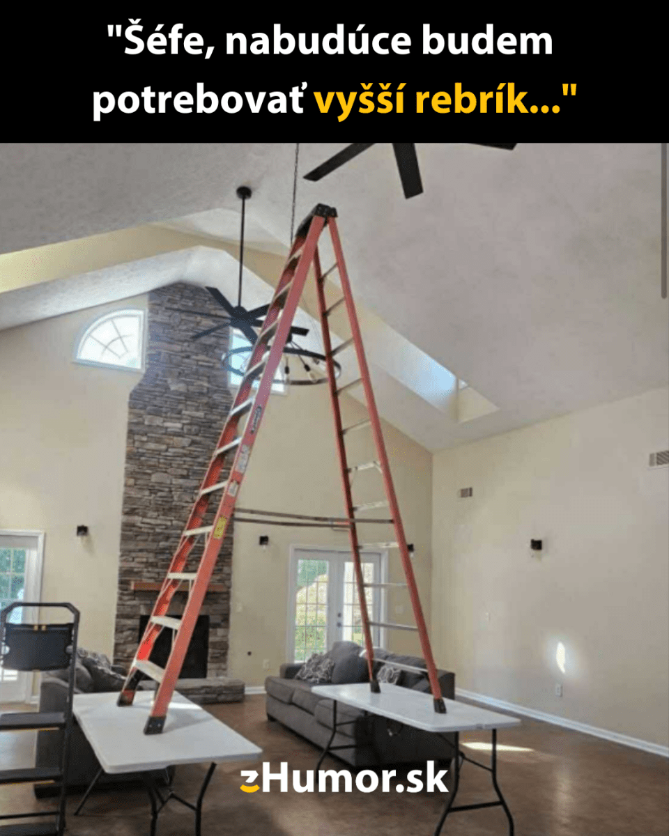 Rebrík na stole v obývačke sa snaží dosiahnuť vysoký strop. Text: Šéfe, nabudúce budem potrebovať vyšší rebrík...