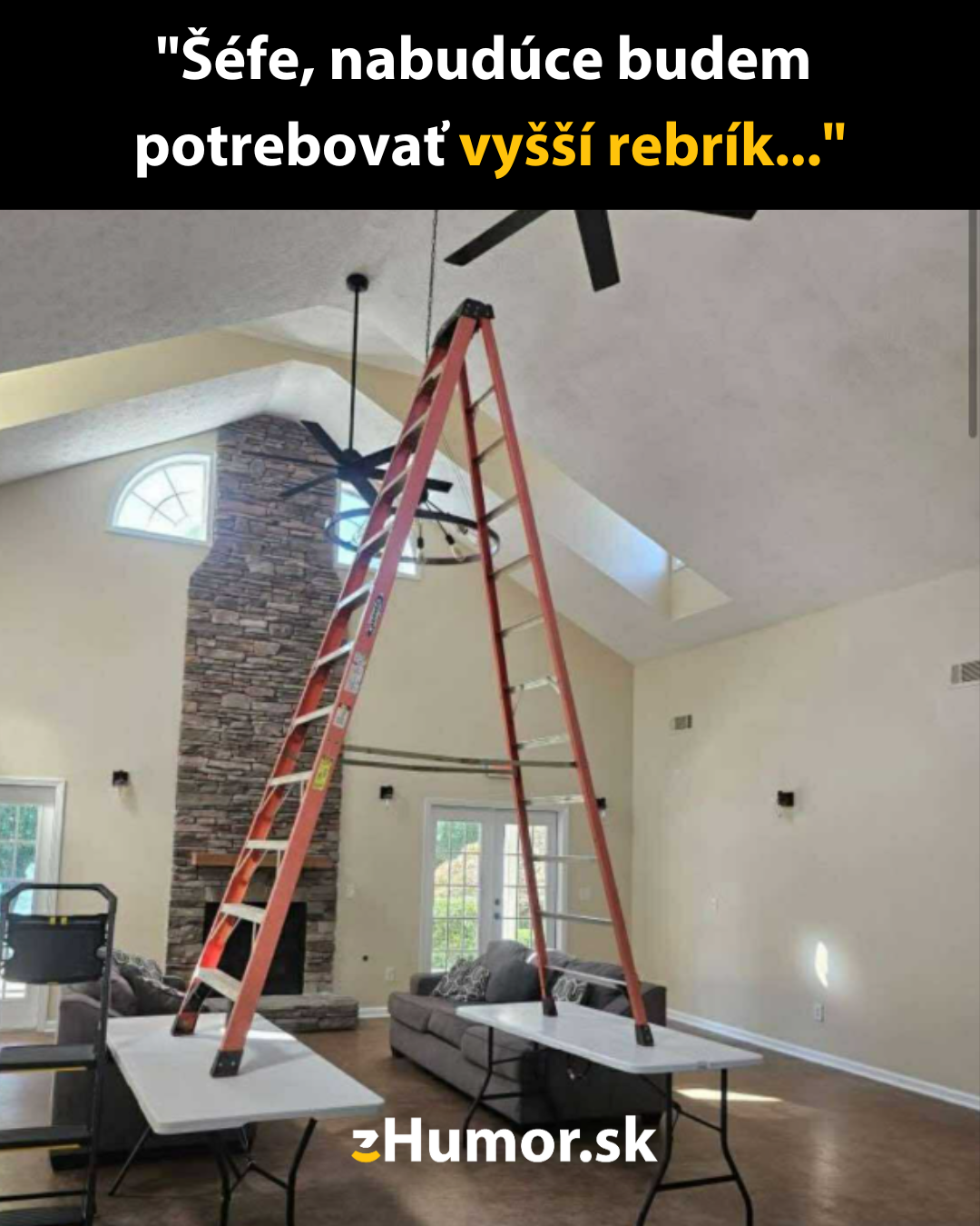 Rebrík na stole v obývačke sa snaží dosiahnuť vysoký strop. Text: Šéfe, nabudúce budem potrebovať vyšší rebrík...