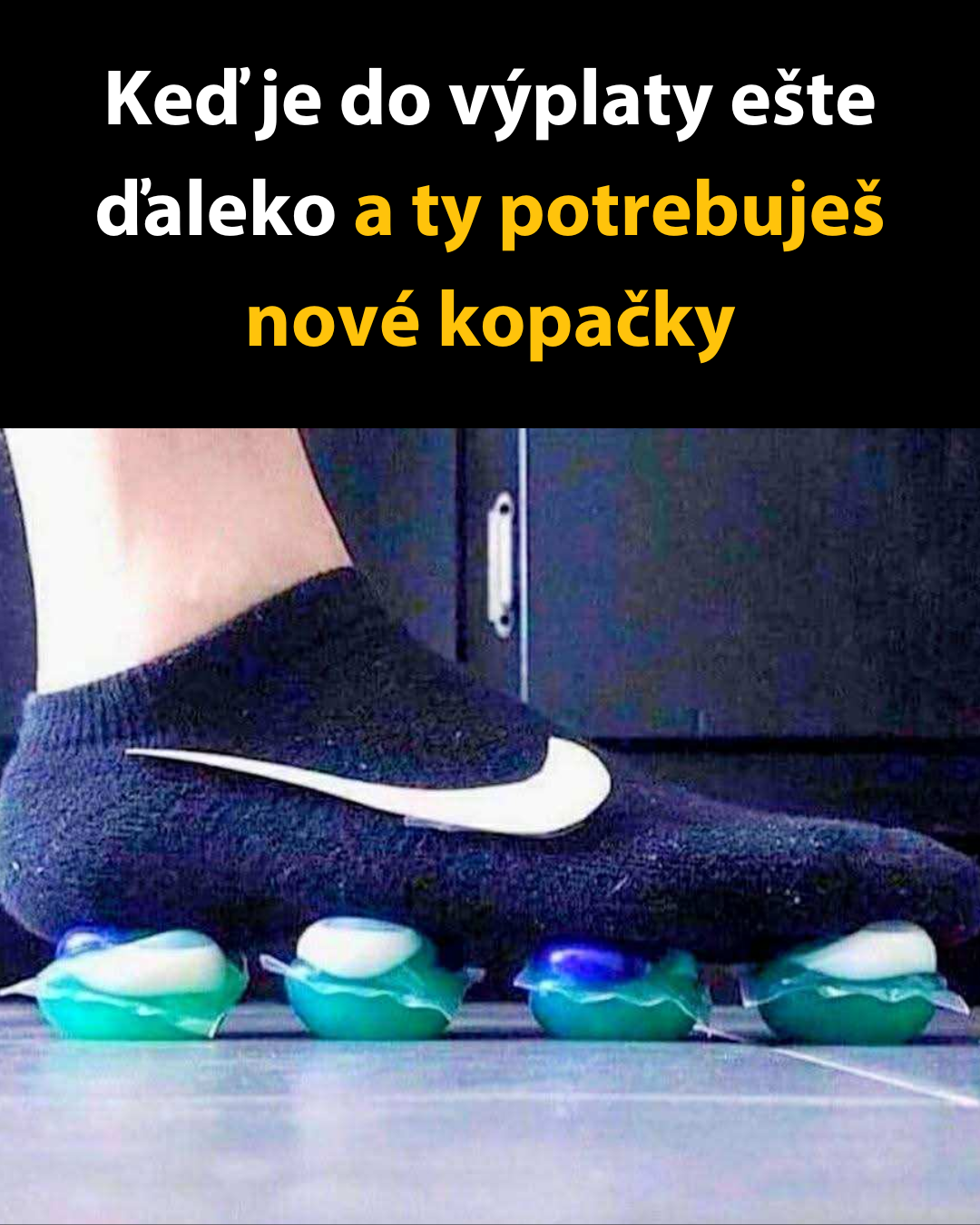 Osoba improvizuje s gélovými tabletami na pranie miesto kopačiek, keďže do výplaty je ďaleko.