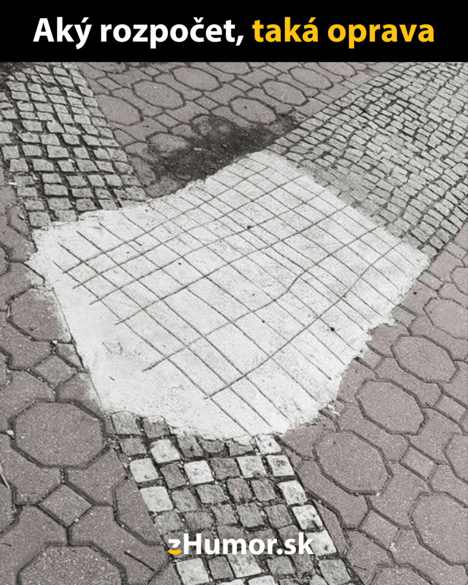 Nerovnomerná oprava chodníka, betonová záplata medzi kockami a dlaždicami, ilustruje neštandardné riešenie.
