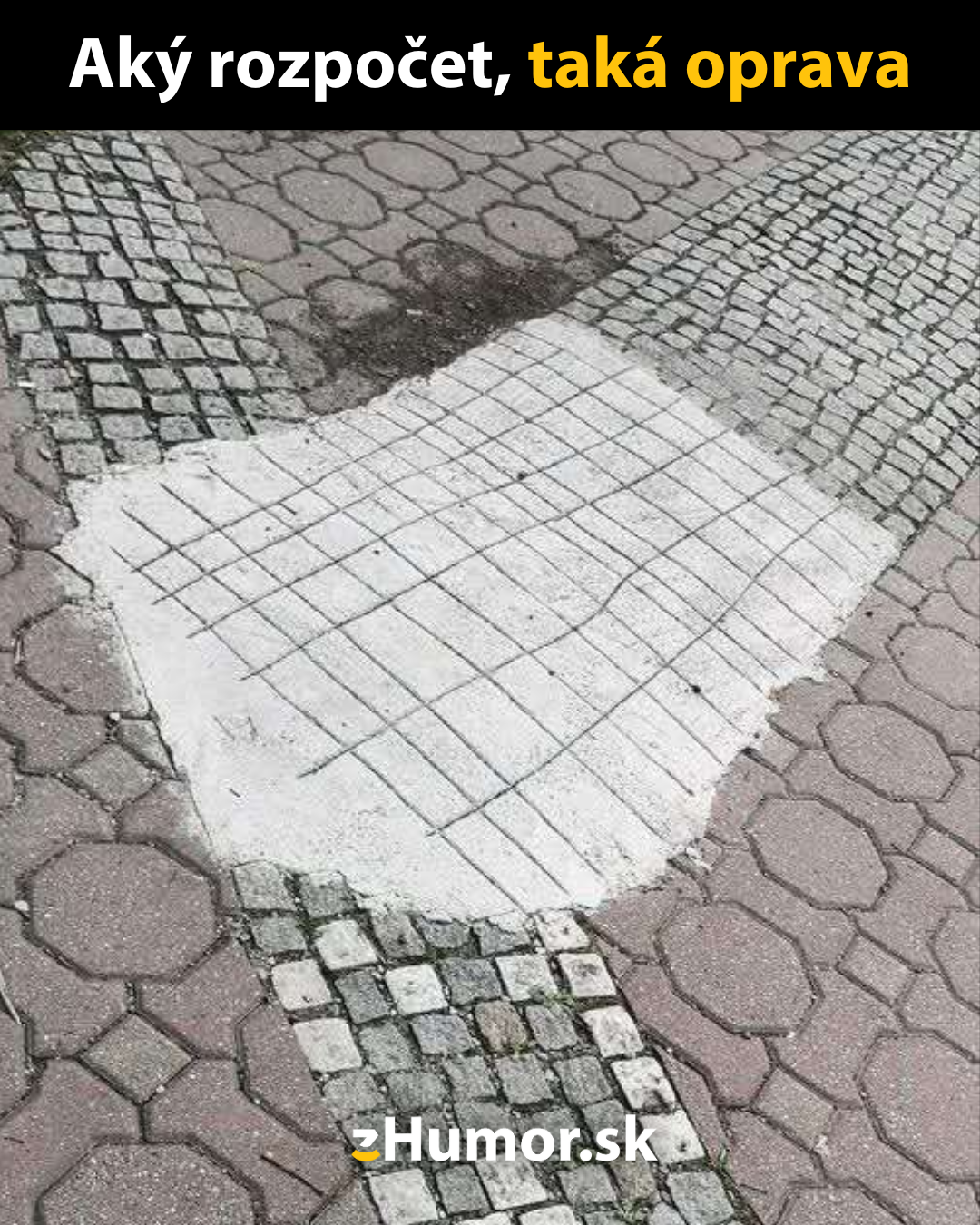 Nerovnomerná oprava chodníka, betonová záplata medzi kockami a dlaždicami, ilustruje neštandardné riešenie.