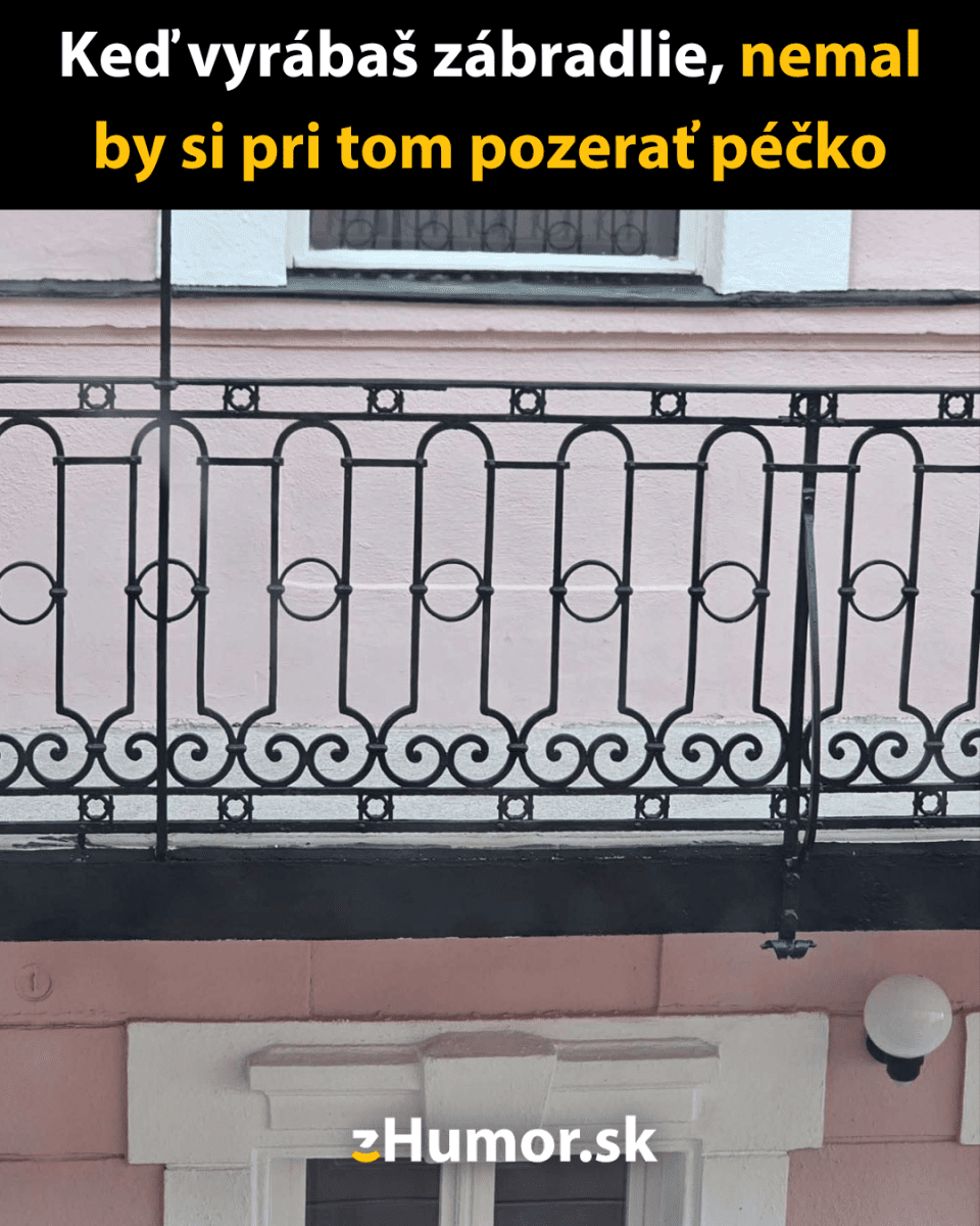 Ozdobné kovové zábradlie s kreatívnym dizajnom na balkóne ružovej budovy.