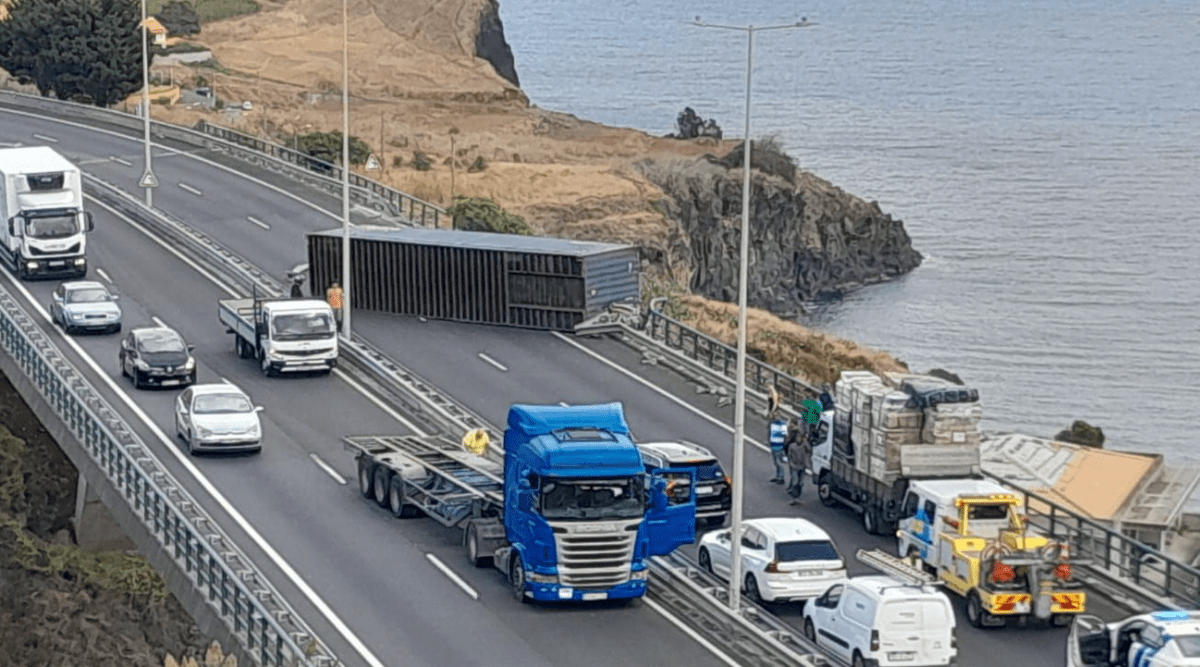 Nehoda na diaľnici s prevráteným nákladným vozidlom spôsobuje dopravnú zápchu.