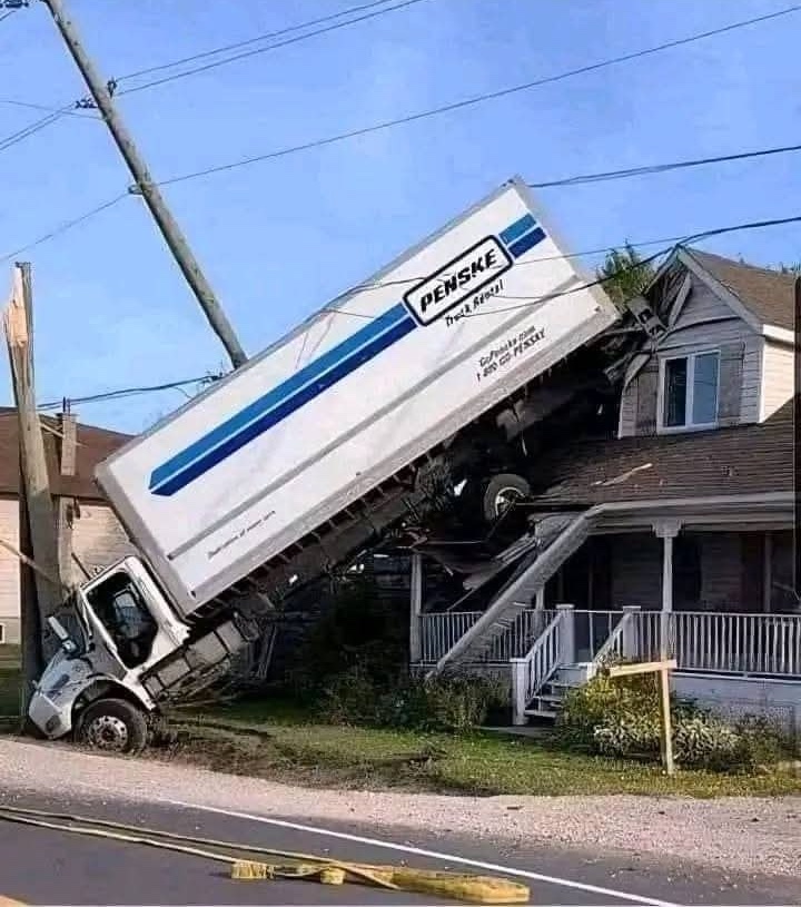 Nákladné auto nabúralo do prednej verandy domu a zostalo zaparkované pod uhlom do fasády.