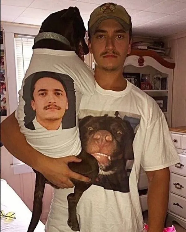 Muž a pes v tričkách s potlačou, kde sú navzájom zobrazení. Zábavný a kreatívny outfit.