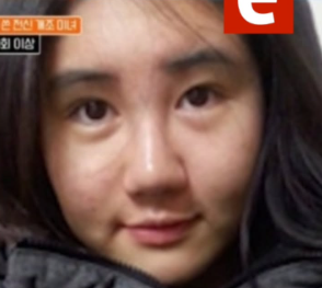 Ľudia, ktorí sa usmievajú pri pohľade do kamery, s výraznými čiernymi vlasmi a tmavým oblečením.