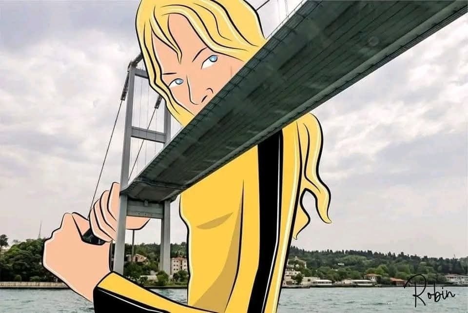 Kreslená postava v žltom tričku drží časť mosta, scenéria pri vode.