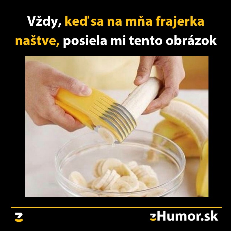 Osoba používa banánový krájač na prípravu plátkov banánu do misky.