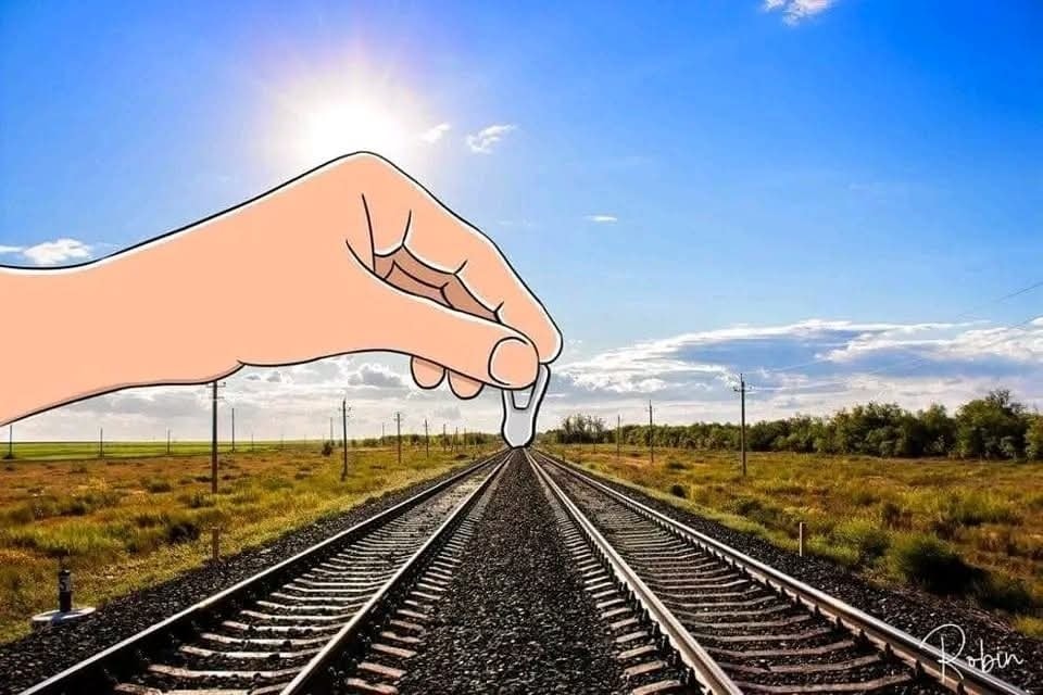 Ilustrácia ruky držiacej žiarovku nad železničnými koľajami v slnečnom dni, symbolizujúca kreatívne myslenie.