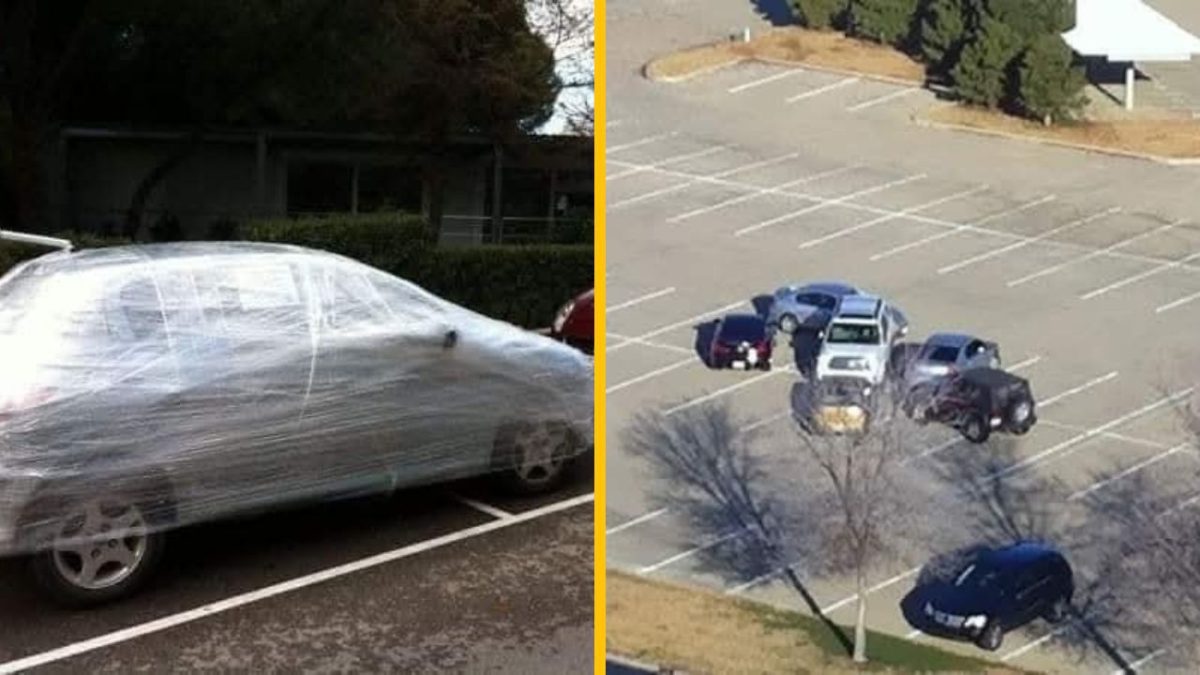 Auto zabalené v fólii na parkovisku; iné autá nepravidelne zaparkované, pohľad zhora.