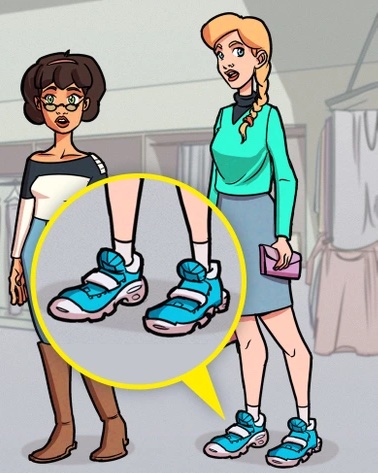 Dve ženy v obchode, jedna má obuté modré športové topánky, zvýraznené detailným záberom.