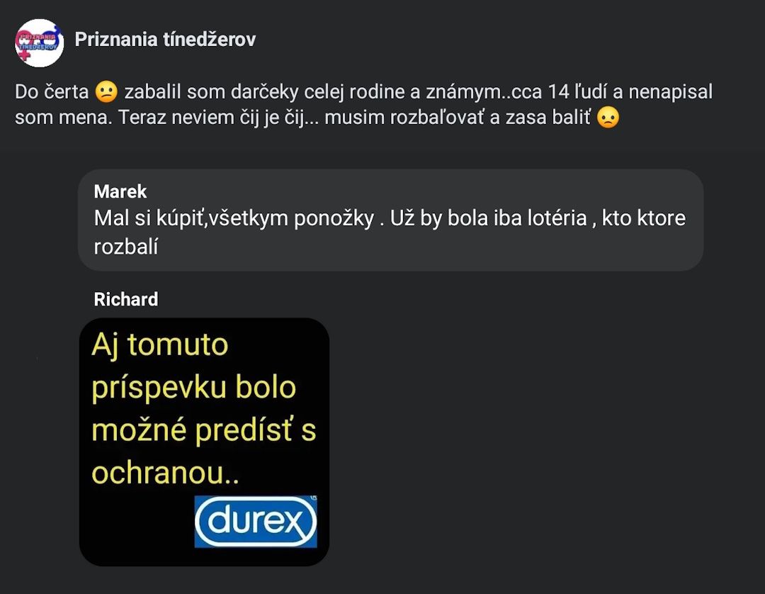 Osoba zabudla označiť vianočné darčeky, čo vedie k chaosu; vtipne komentované s návrhom na kúpu ponožiek a ochranou.