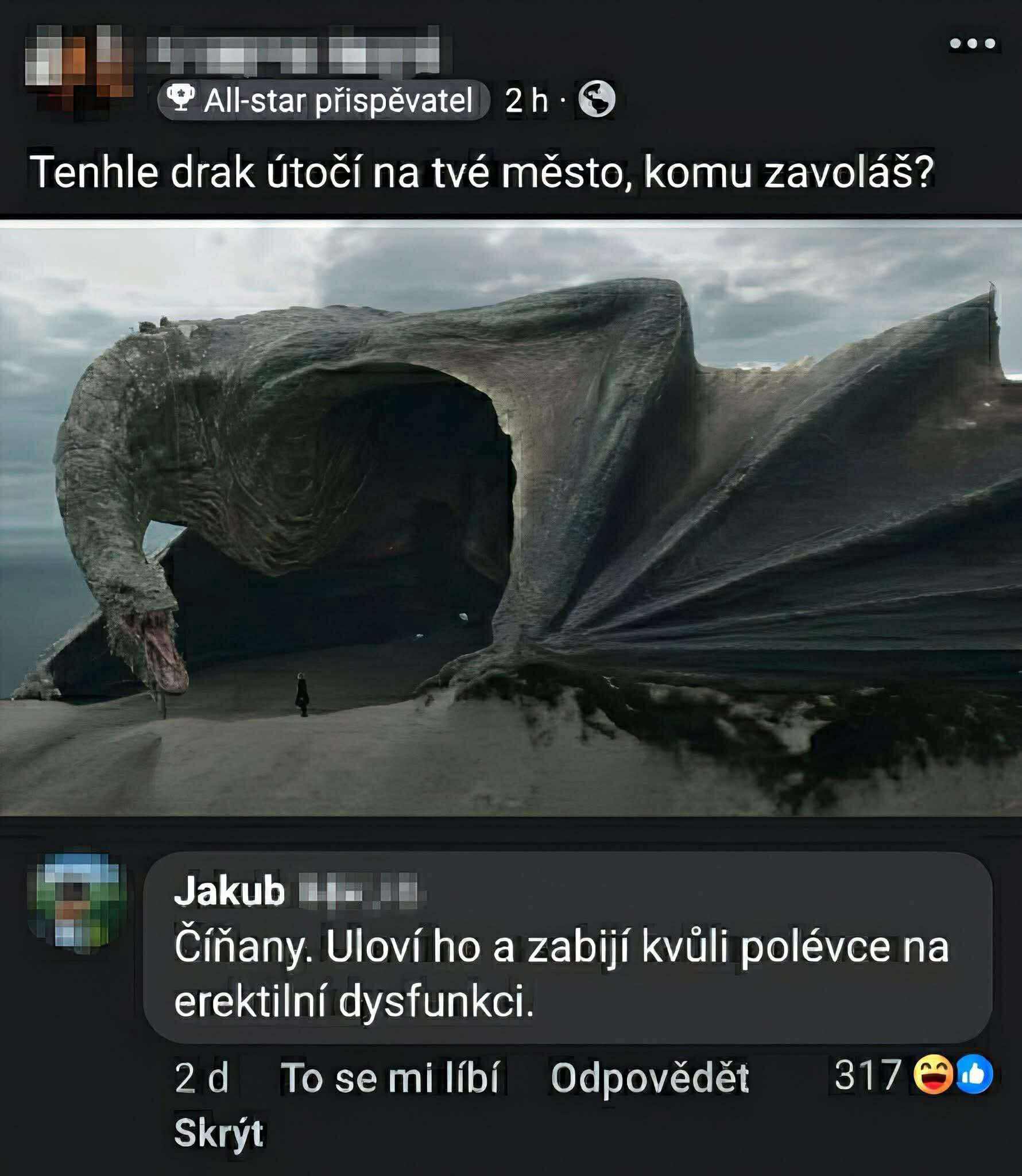 Obrovský drak sa týči nad postavou na pláži, tmavé oblaky na oblohe.
