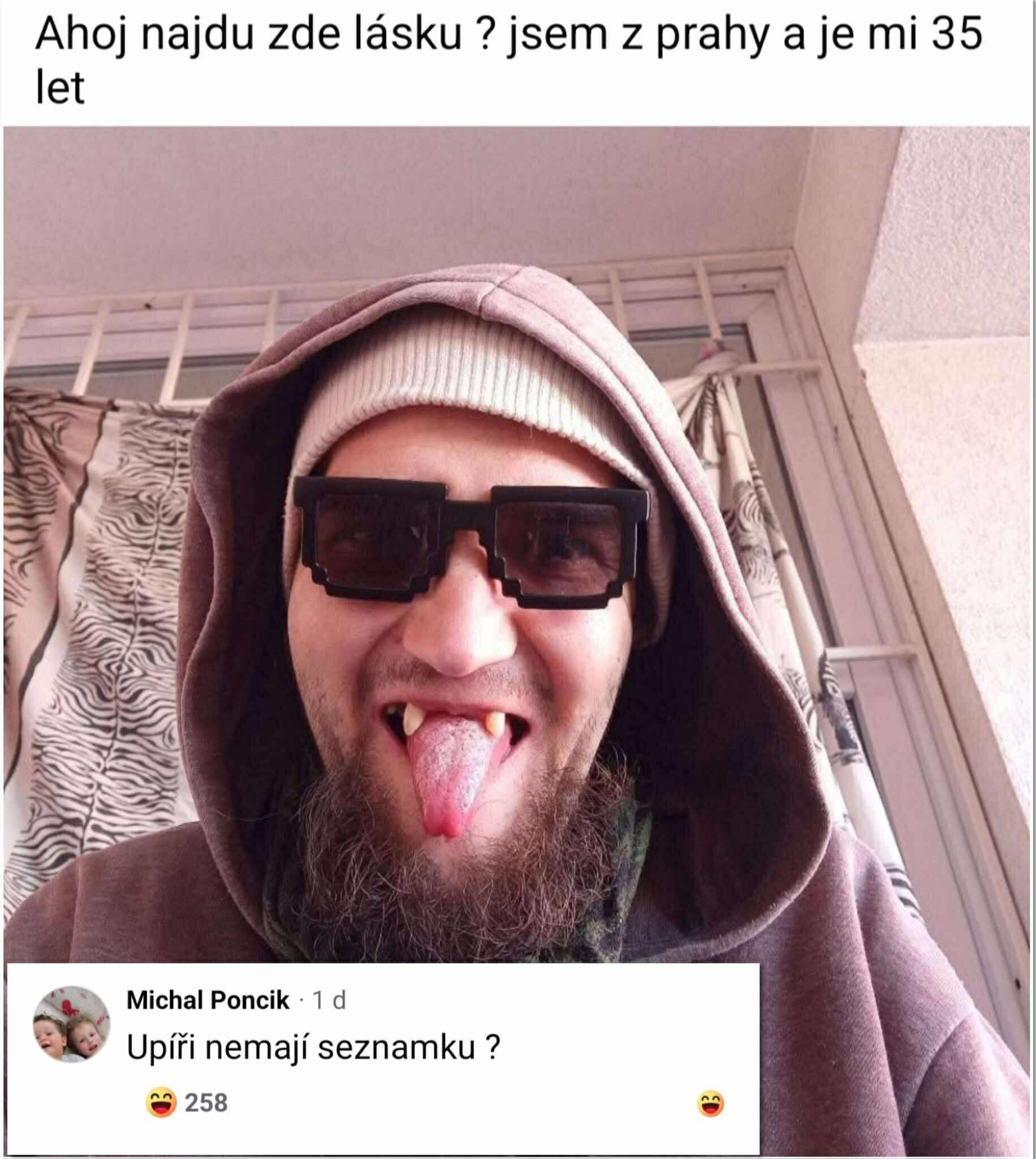 Muž v okuliaroch a s kapucňou vyplazuje jazyk. Text hovorí: Ahoj, najdu zde lásku? Jsem z Prahy a je mi 35 let.