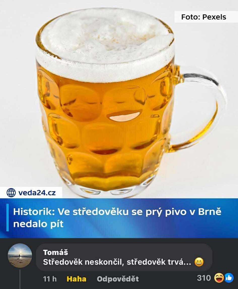 Sklenený krígeľ plný zlatistého piva s bohatou penou na bielom pozadí, historická diskusia o pive v Brne.