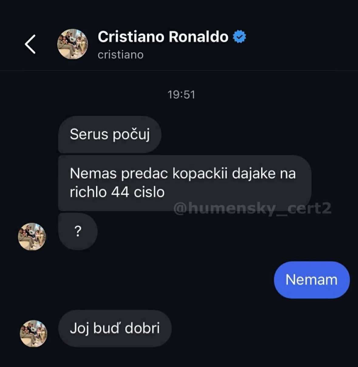 Správa s otázkou ohľadom futbalových kopačiek veľkosti 44, zábavná komunikácia na sociálnej sieti.