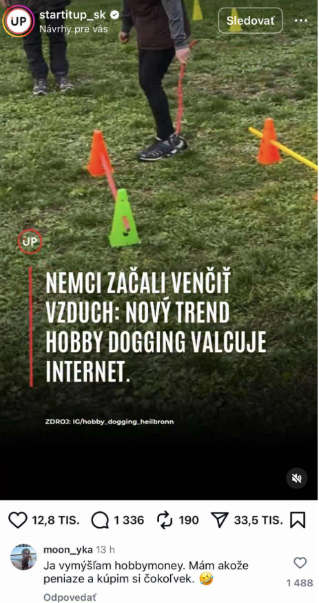 Osoba kráčajúca po trávniku s prázdnou vôdzkou medzi kužeľmi, nápis nového trendu venčenie vzduchu.