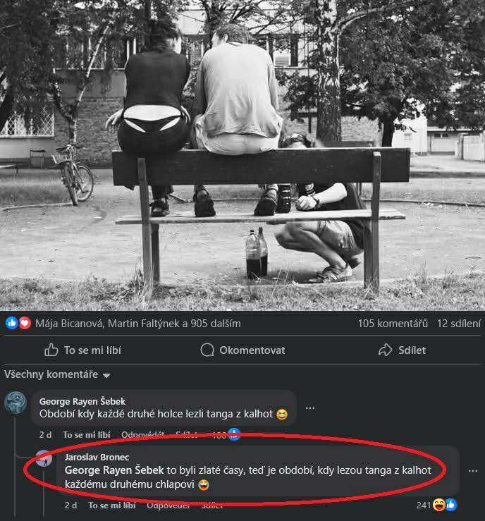 Dvaja ľudia na lavičke v parku, cyklista s fľašou na zemi, čiernobiele zachytenie mestských scén.