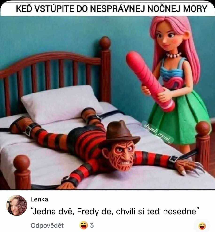 Ložnicová scénka s bábikou a kultovou hororovou postavou v humornom štýle.