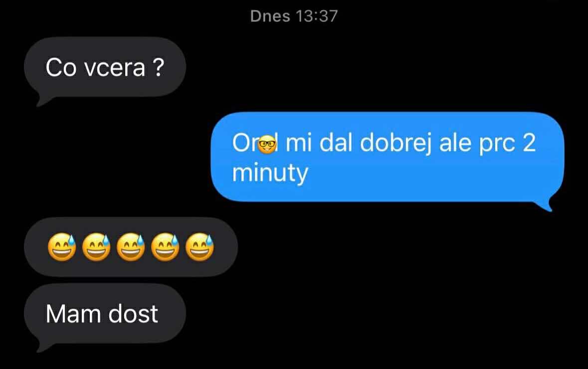 Textová správa s humornou konverzáciou o včerajšku, emotikony smiechu a zábavy.
