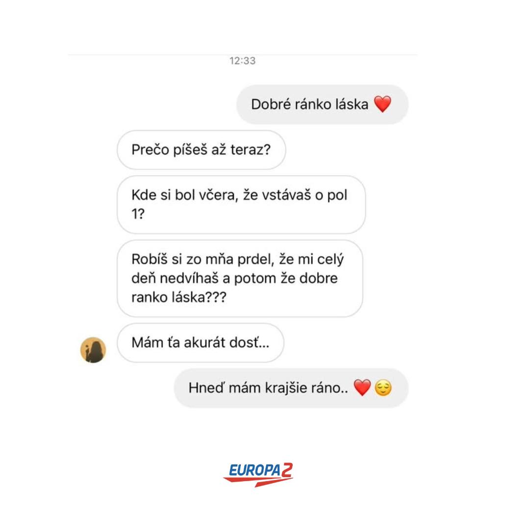 Konverzácia cez správy medzi partnermi; vyjadrenie frustrácie a irónie, zakončené emotívnou odpoveďou.