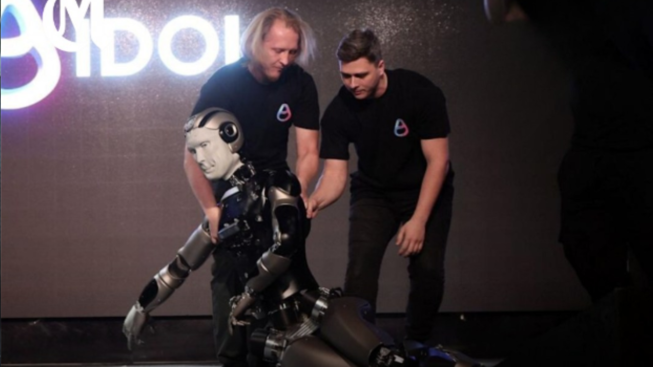 Prvý ruský humanoidný robot spadol pár sekúnd po oficiálnom predstavení