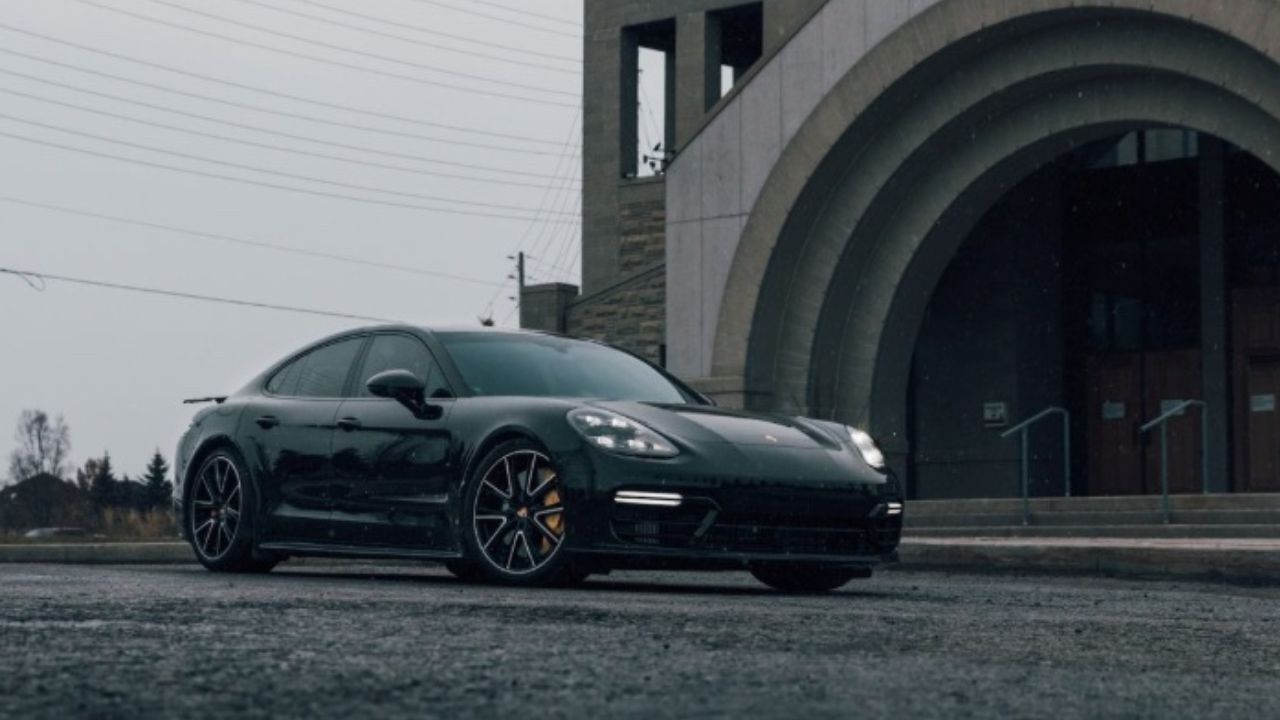 Posilňovňa ponúka Porsche prvému človeku, ktorý za 3 mesiace schudne 50 kg