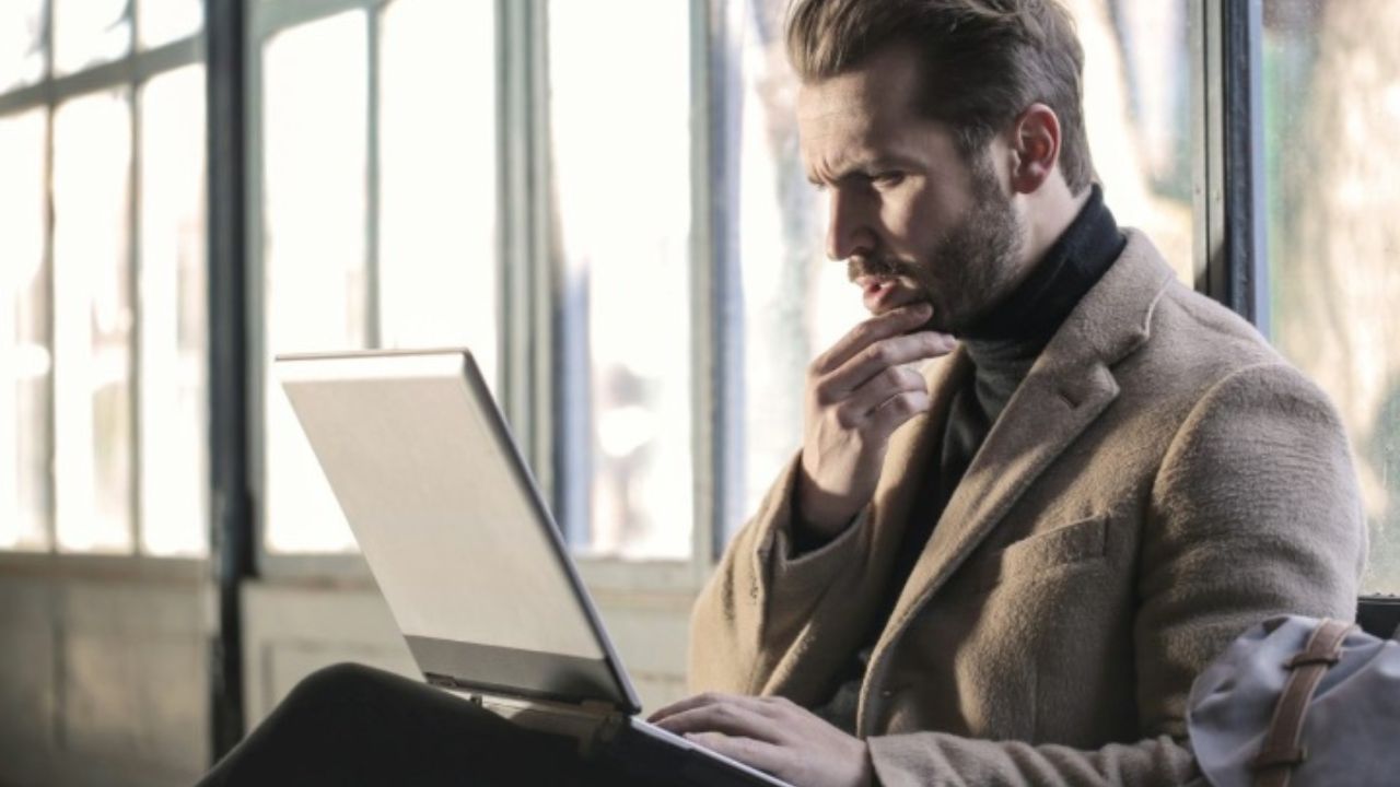 Hádanka: Napriek tomu, že je to iba tvoje, iní ľudia to používajú častejšie ako ty. Čo je to?