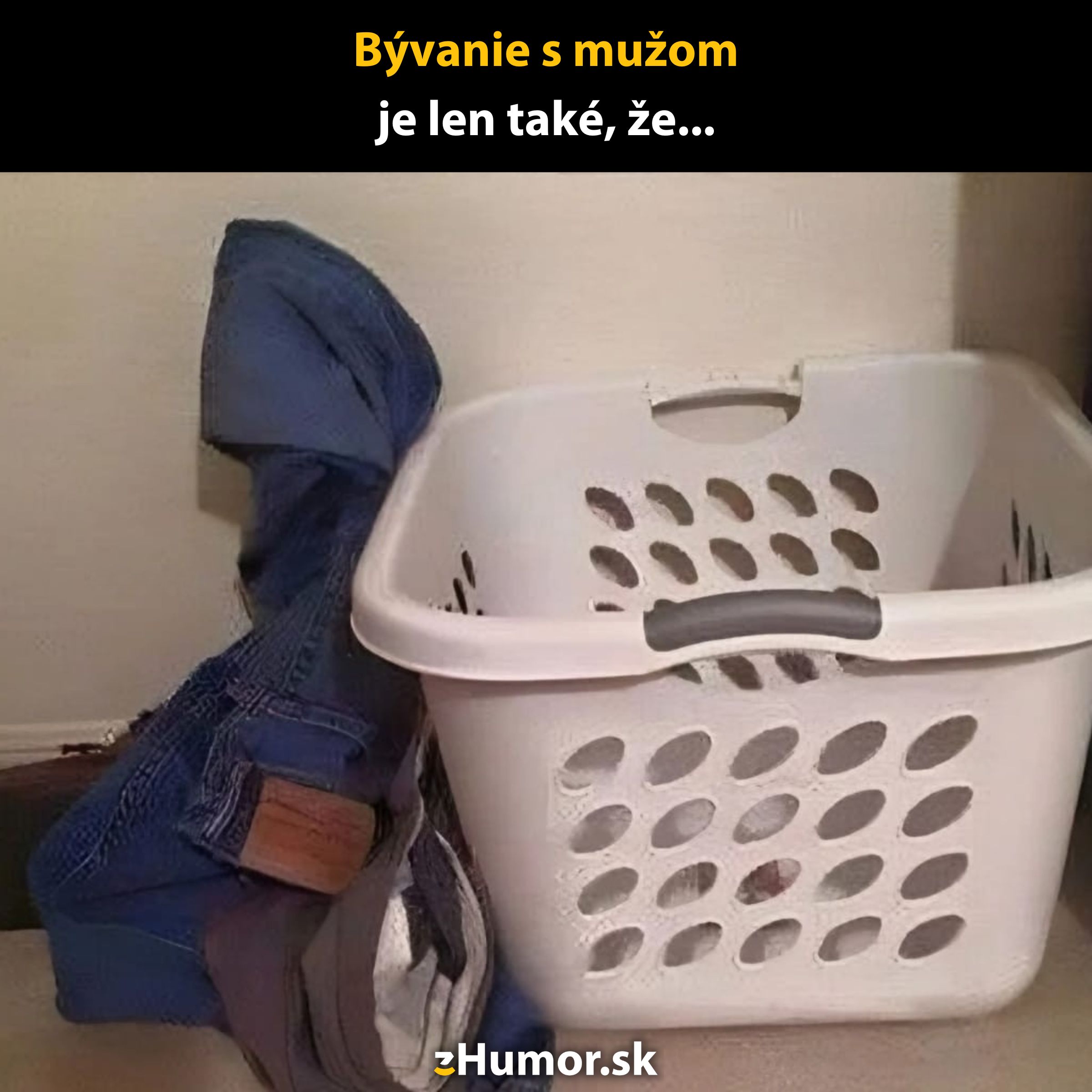 Oblečenie vedľa prázdneho koša na bielizeň – typický pohľad v mužskej domácnosti.