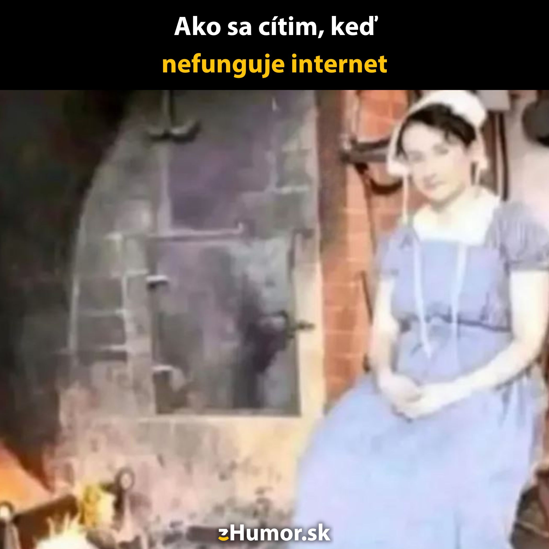 Žena v historickom oblečení sedí pri peci, keď nefunguje internet, s textom vyjadrujúcim pocit.