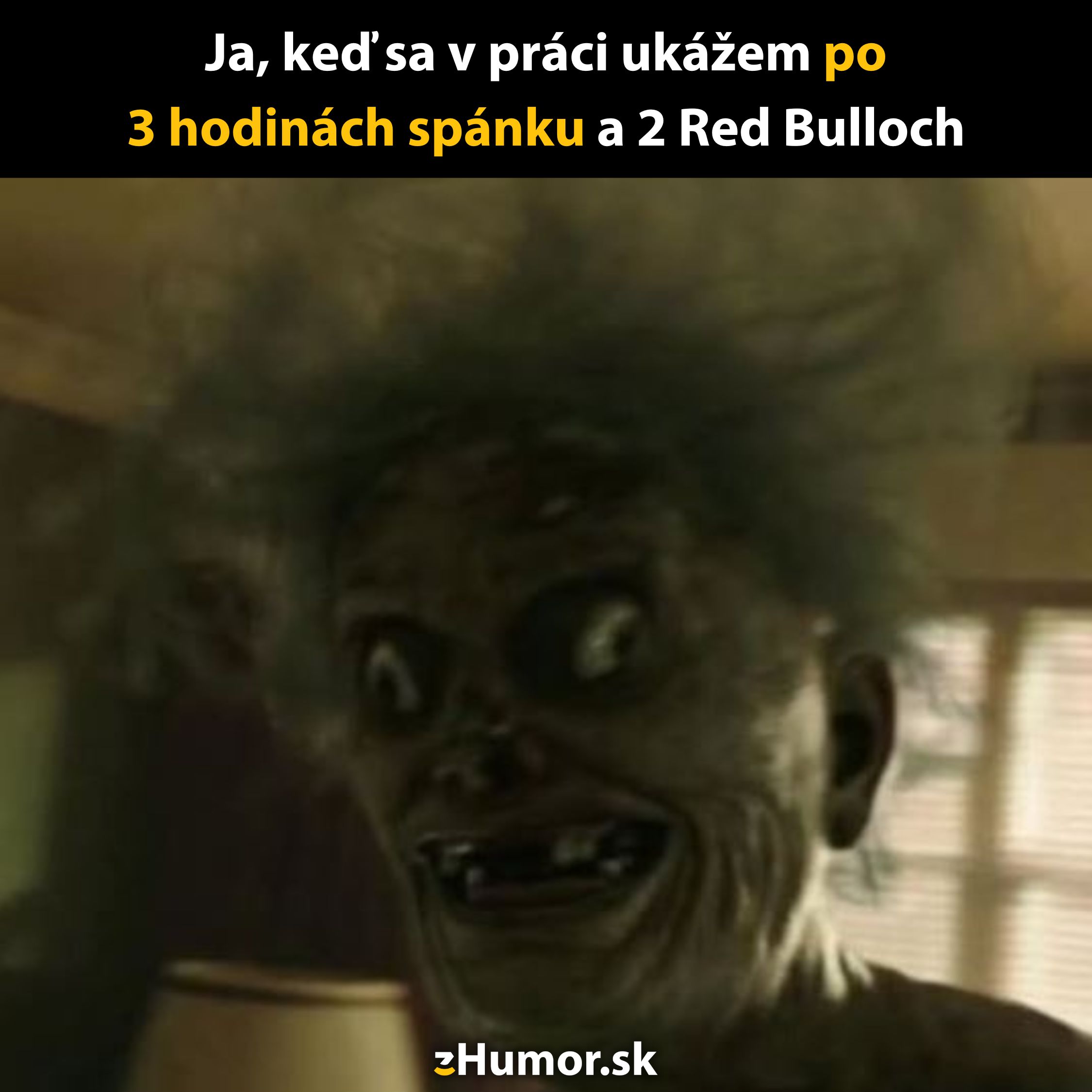 Unavený zombie s výraznými očami, v návese humorného meme o nedostatku spánku a energetických nápojoch v práci.