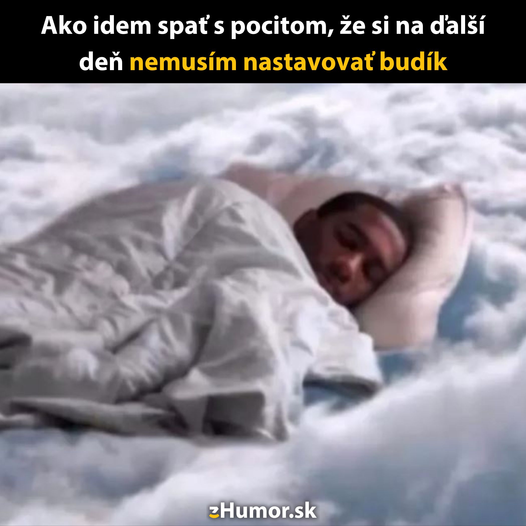 Muž spokojne spí na oblakoch bez potreby budíka, znázorňujúci pocit voľného dňa.