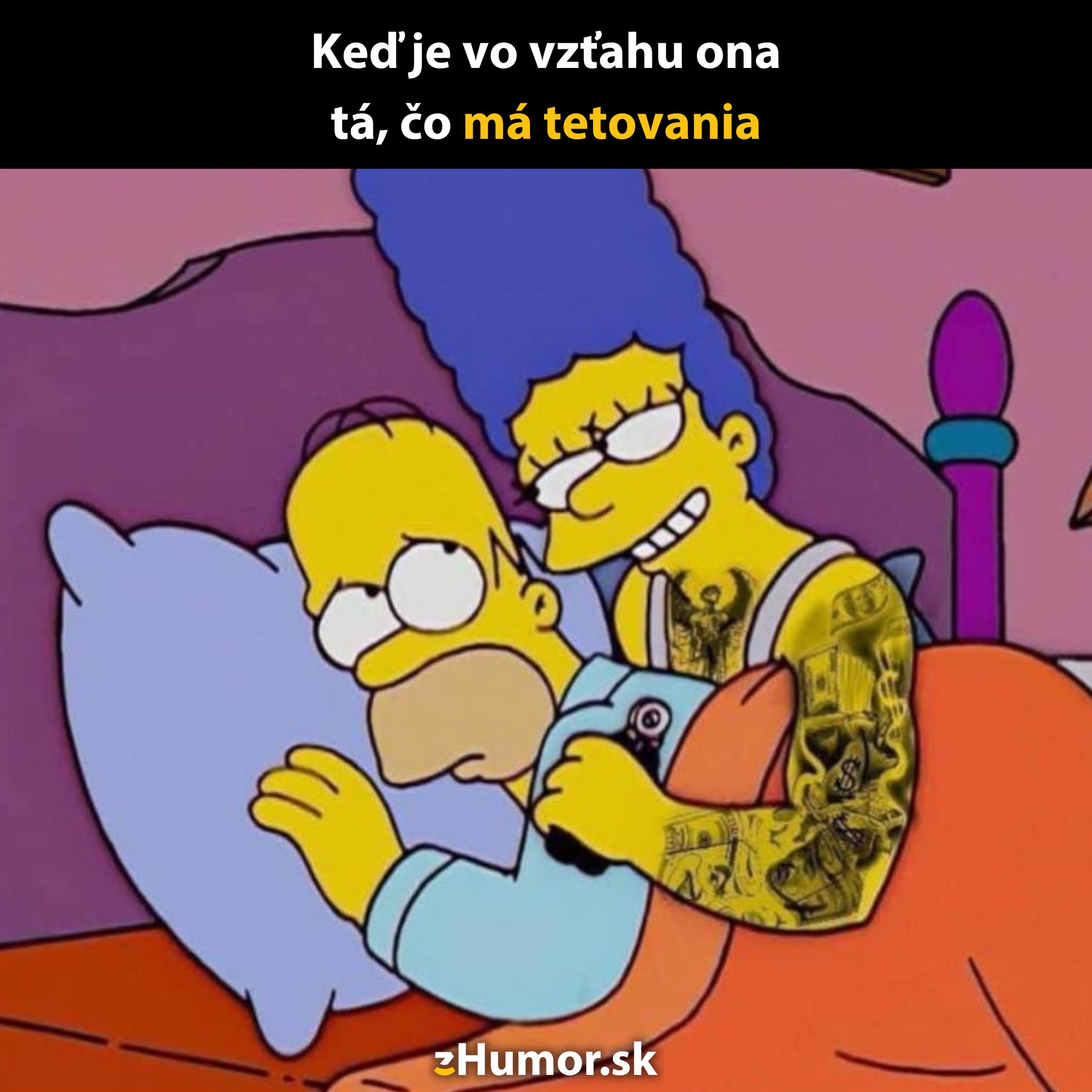 Postava s modrou vlasatou parochňou a tetovaniami objíma muža v posteli, s textom o vzťahoch.