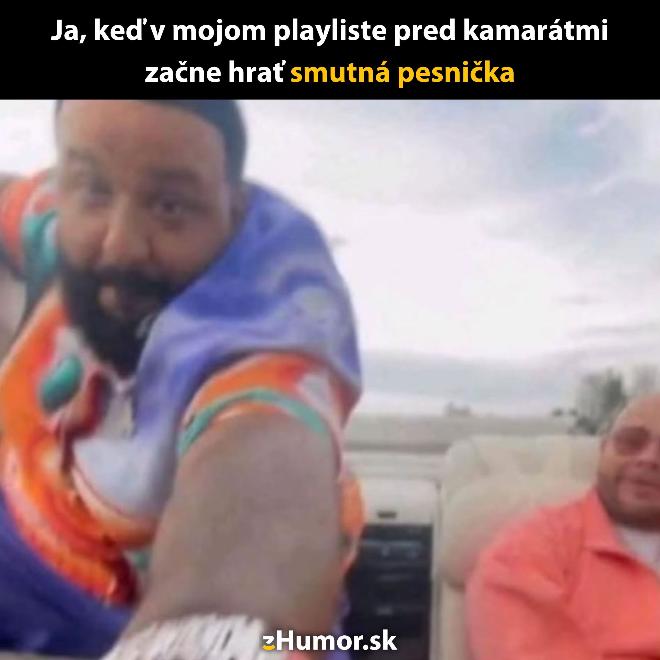 Osoba v aute rýchlo mení pesničku na telefóne počas jazdy s priateľmi.