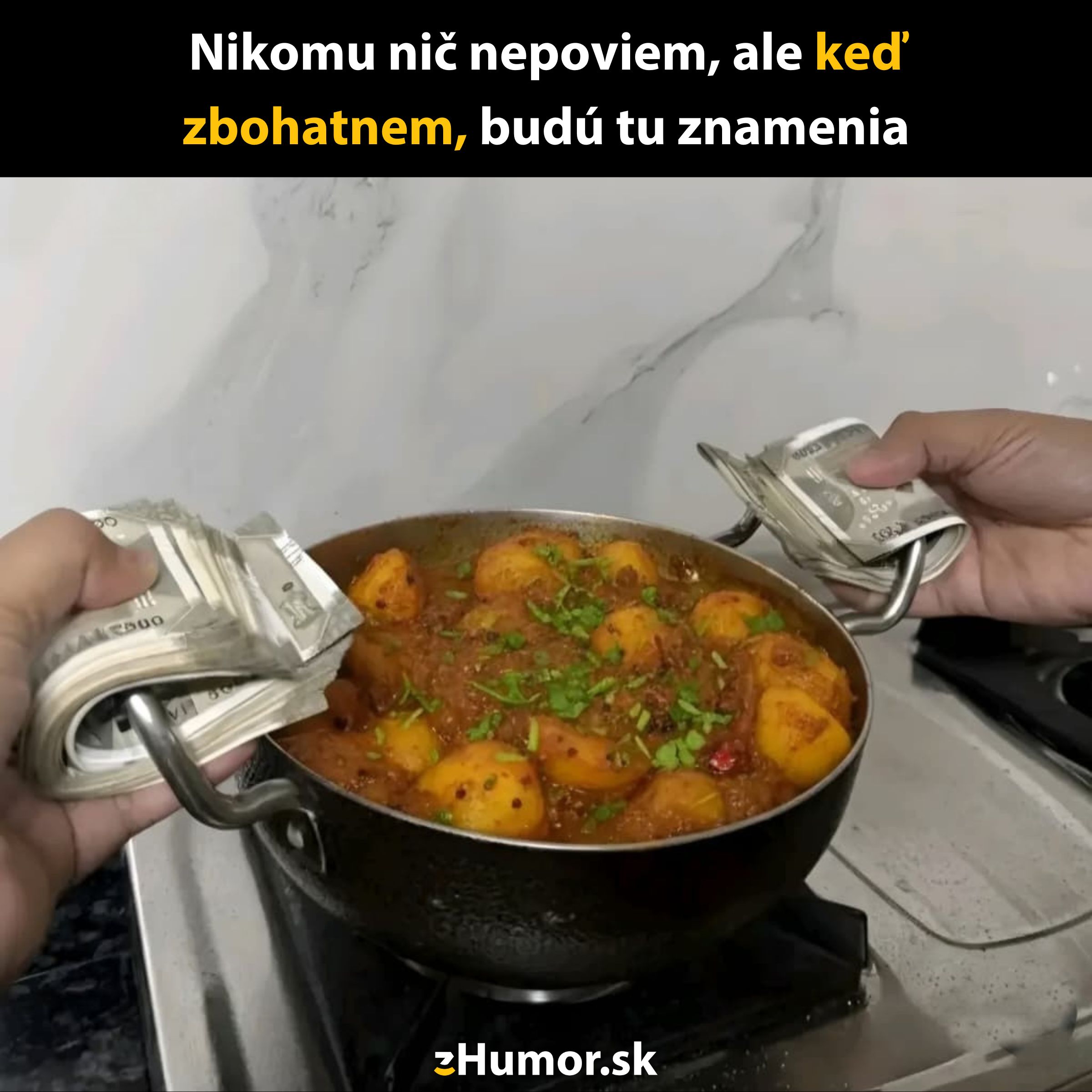 Osoba drží hrniec plný kari pomocou bankoviek ako rukovätí. Humorná situácia s textom o bohatstve.
