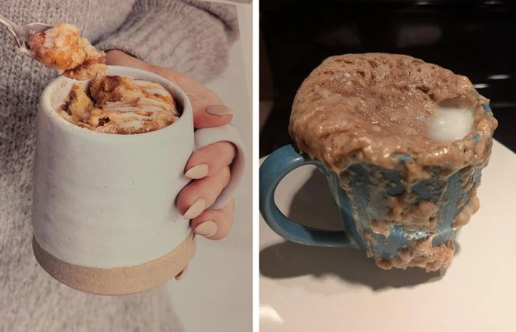 Na obrázku sú dva hrnčekové koláče: jeden lákavý s lyžičkou, druhý pretečený v modrom hrnčeku.